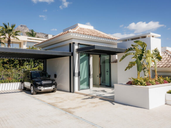 FOR SALE 🏡 Fully Furnished Contemporary Villa with Heated Pool, Smart Home & Panoramic Terrace – Golden Mile, Marbella