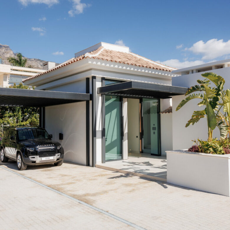 FOR SALE 🏡 Fully Furnished Contemporary Villa with Heated Pool, Smart Home & Panoramic Terrace – Golden Mile, Marbella