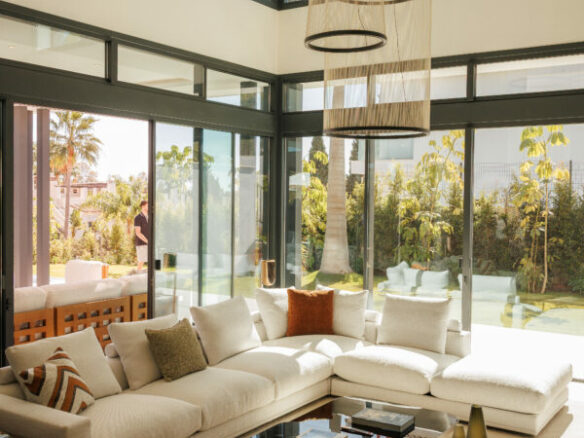 FOR SALE 🏡 Fully Furnished Contemporary Villa with Heated Pool, Smart Home & Panoramic Terrace – Golden Mile, Marbella