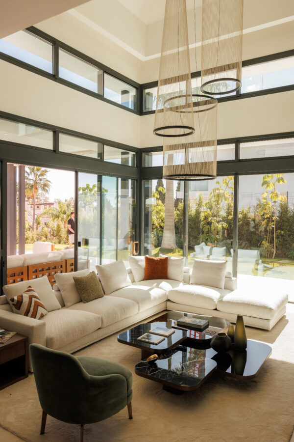 FOR SALE 🏡 Fully Furnished Contemporary Villa with Heated Pool, Smart Home & Panoramic Terrace – Golden Mile, Marbella