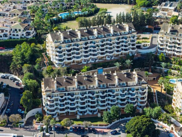 FOR LONG-TERM RENT 🏡 Furnished Apartment with Panoramic Sea & Mountain Views – Señorio de Aloha, Nueva Andalucía