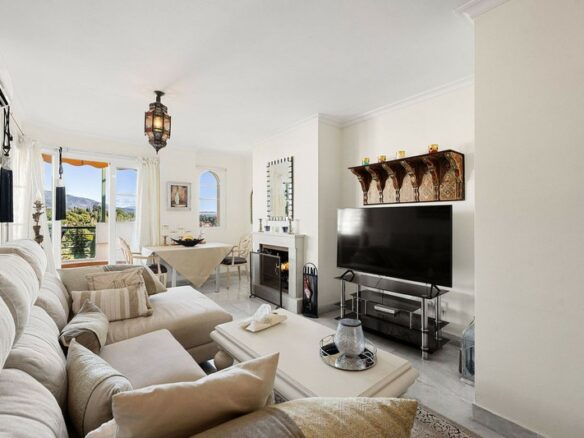 FOR LONG-TERM RENT 🏡 Furnished Apartment with Panoramic Sea & Mountain Views – Señorio de Aloha, Nueva Andalucía