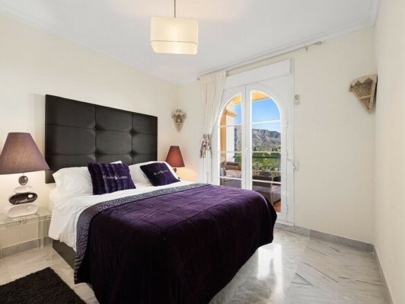 FOR LONG-TERM RENT 🏡 Furnished Apartment with Panoramic Sea & Mountain Views – Señorio de Aloha, Nueva Andalucía
