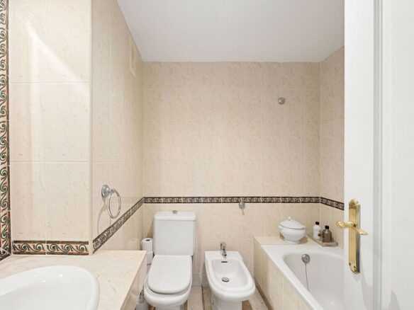 FOR LONG-TERM RENT 🏡 Furnished Apartment with Panoramic Sea & Mountain Views – Señorio de Aloha, Nueva Andalucía