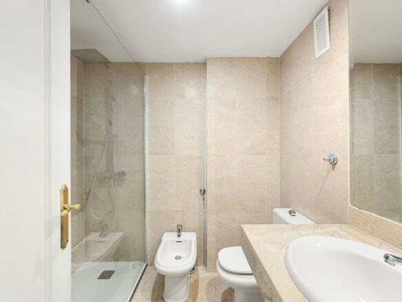 FOR LONG-TERM RENT 🏡 Furnished Apartment with Panoramic Sea & Mountain Views – Señorio de Aloha, Nueva Andalucía