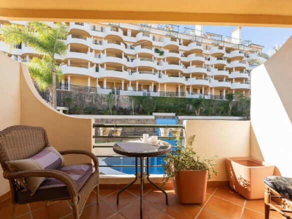 FOR LONG-TERM RENT 🏡 Furnished Apartment with Panoramic Sea & Mountain Views – Señorio de Aloha, Nueva Andalucía