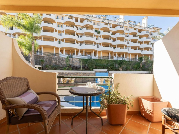FOR LONG-TERM RENT 🏡 Furnished Apartment with Panoramic Sea & Mountain Views – Señorio de Aloha, Nueva Andalucía