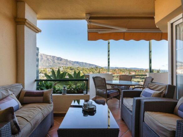 FOR LONG-TERM RENT 🏡 Furnished Apartment with Panoramic Sea & Mountain Views – Señorio de Aloha, Nueva Andalucía