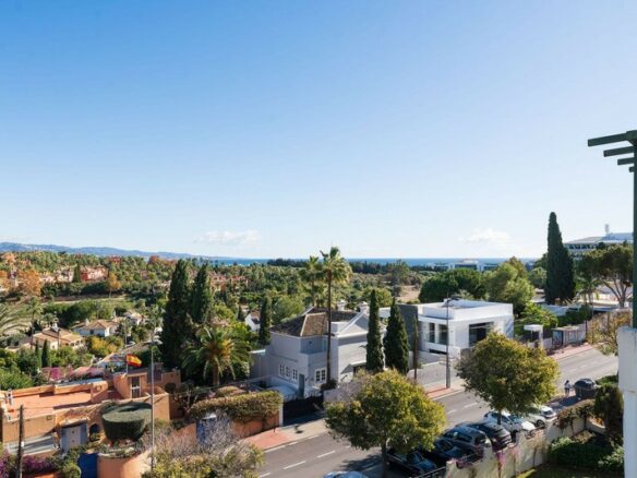 FOR LONG-TERM RENT 🏡 Furnished Apartment with Panoramic Sea & Mountain Views – Señorio de Aloha, Nueva Andalucía