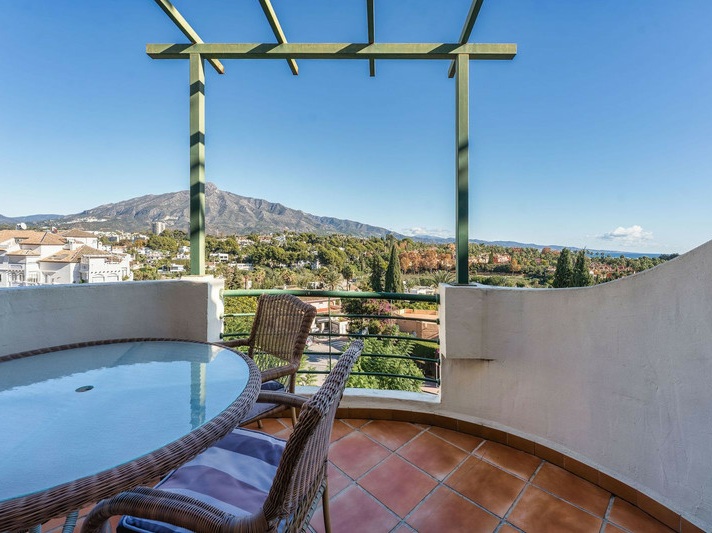 FOR LONG-TERM RENT 🏡 Furnished Apartment with Panoramic Sea & Mountain Views – Señorio de Aloha, Nueva Andalucía
