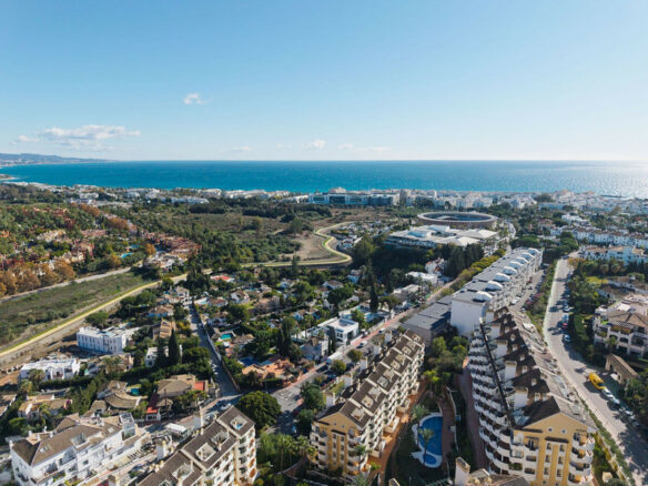 FOR LONG-TERM RENT 🏡 Furnished Apartment with Panoramic Sea & Mountain Views – Señorio de Aloha, Nueva Andalucía