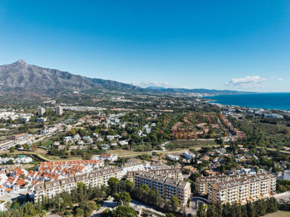FOR LONG-TERM RENT 🏡 Furnished Apartment with Panoramic Sea & Mountain Views – Señorio de Aloha, Nueva Andalucía