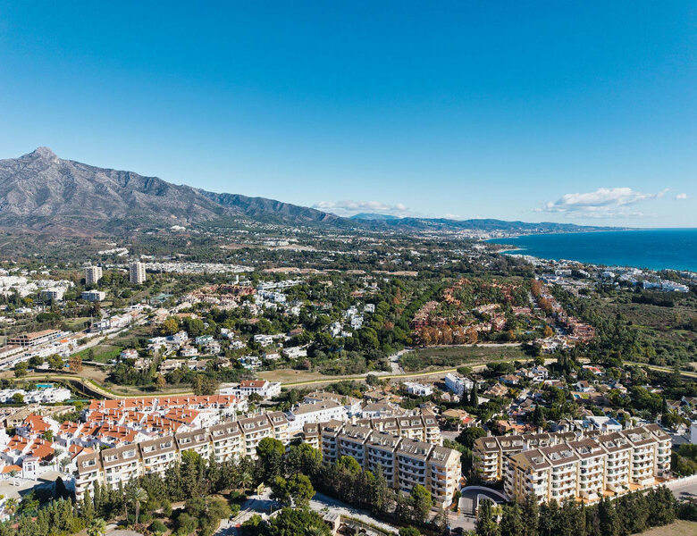 FOR LONG-TERM RENT 🏡 Furnished Apartment with Panoramic Sea & Mountain Views – Señorio de Aloha, Nueva Andalucía