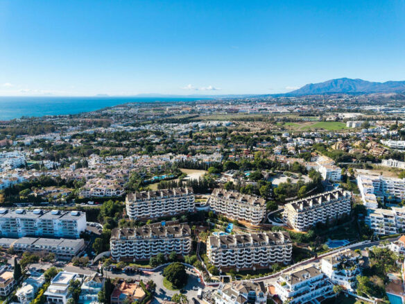 FOR LONG-TERM RENT 🏡 Furnished Apartment with Panoramic Sea & Mountain Views – Señorio de Aloha, Nueva Andalucía