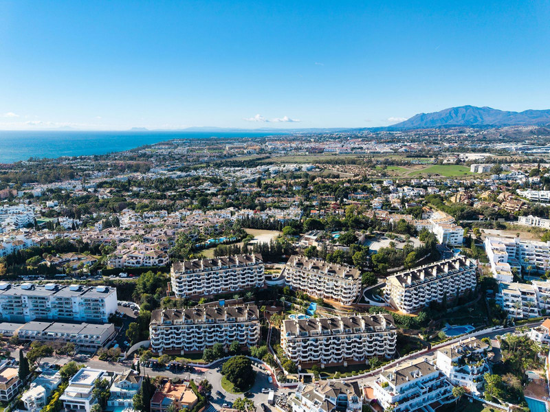 FOR LONG-TERM RENT 🏡 Furnished Apartment with Panoramic Sea & Mountain Views – Señorio de Aloha, Nueva Andalucía