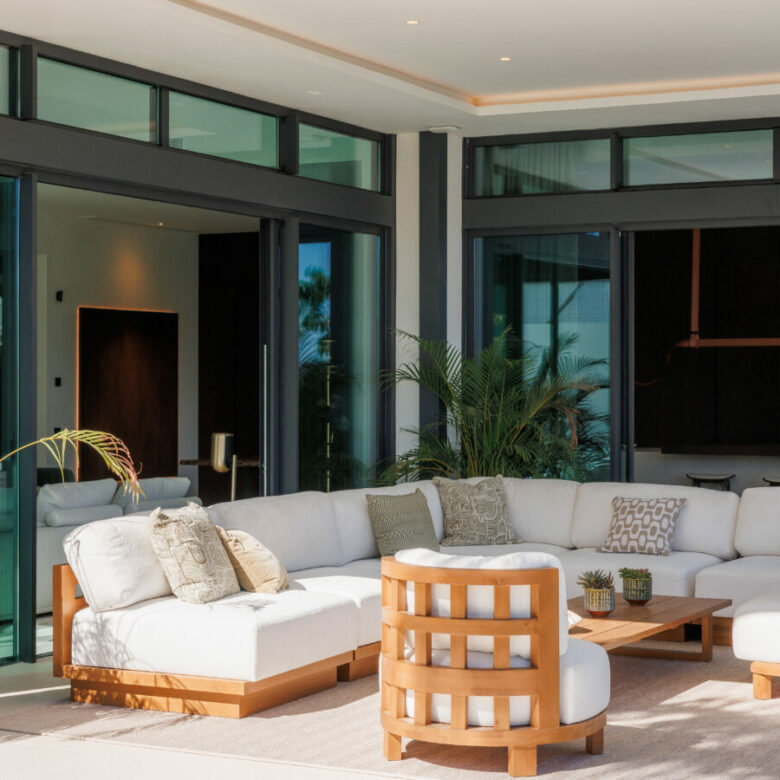 FOR SALE 🏡 Fully Furnished Contemporary Villa with Heated Pool, Smart Home & Panoramic Terrace – Golden Mile, Marbella