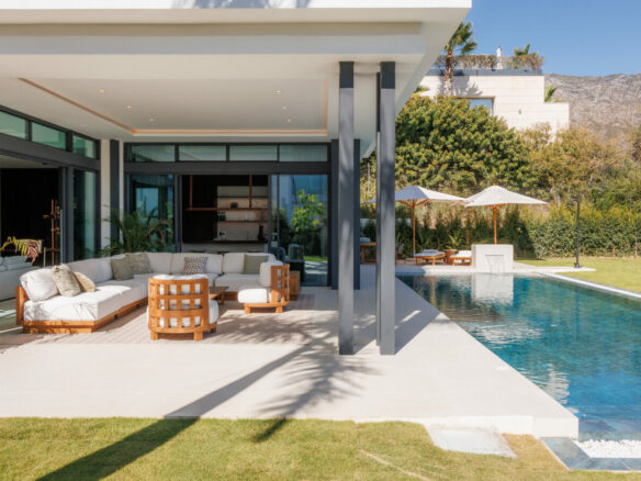 FOR SALE 🏡 Fully Furnished Contemporary Villa with Heated Pool, Smart Home & Panoramic Terrace – Golden Mile, Marbella