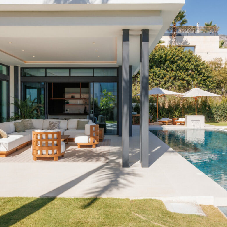 FOR SALE 🏡 Fully Furnished Contemporary Villa with Heated Pool, Smart Home & Panoramic Terrace – Golden Mile, Marbella