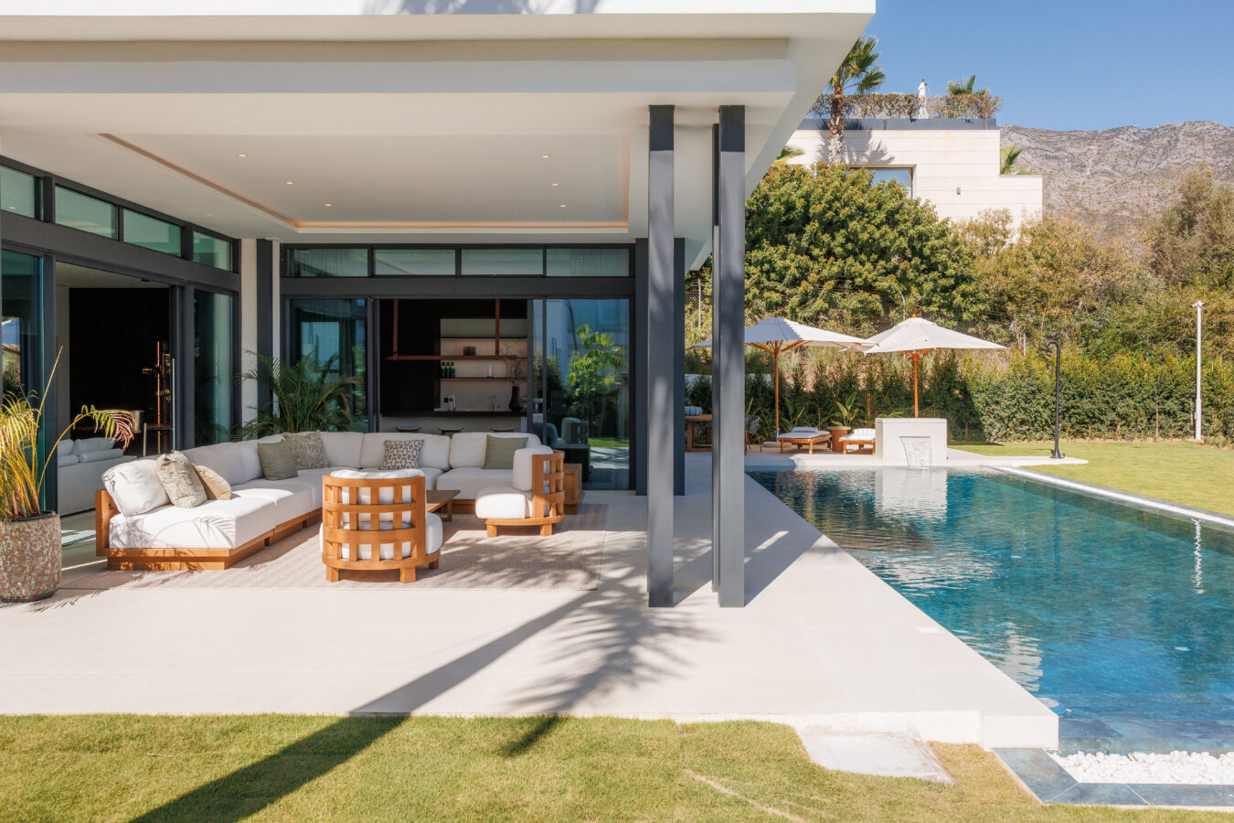 FOR SALE 🏡 Fully Furnished Contemporary Villa with Heated Pool, Smart Home & Panoramic Terrace – Golden Mile, Marbella