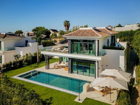 FOR SALE 🏡 Fully Furnished Contemporary Villa with Heated Pool, Smart Home & Panoramic Terrace – Golden Mile, Marbella