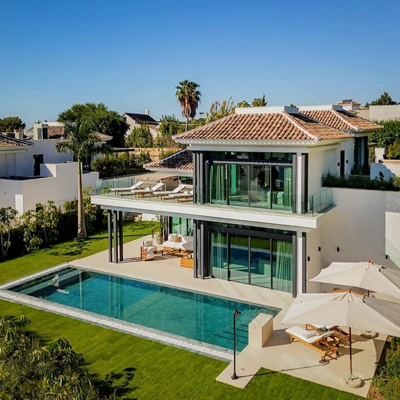 FOR SALE 🏡 Fully Furnished Contemporary Villa with Heated Pool, Smart Home & Panoramic Terrace – Golden Mile, Marbella