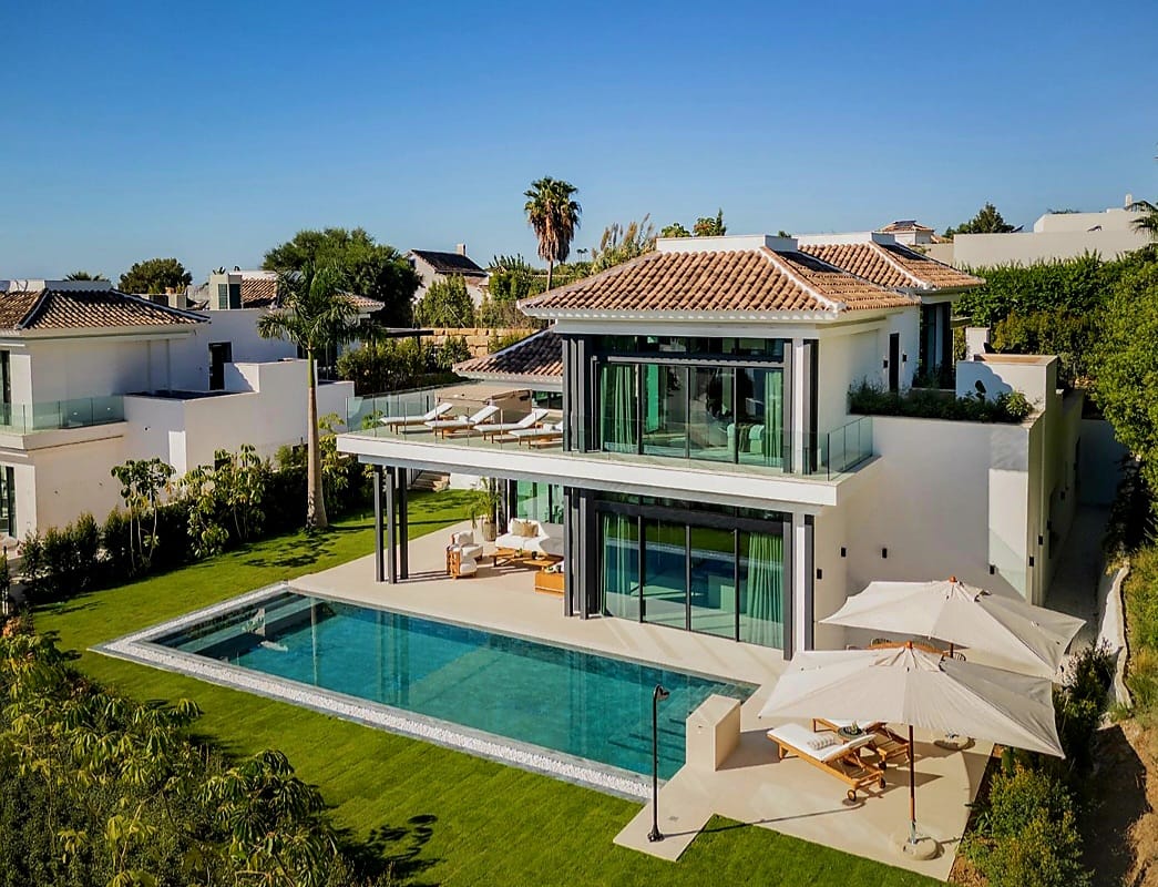 FOR SALE 🏡 Fully Furnished Contemporary Villa with Heated Pool, Smart Home & Panoramic Terrace – Golden Mile, Marbella