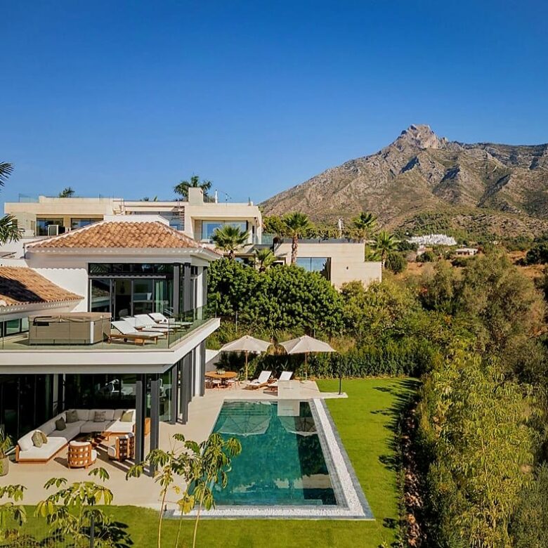 FOR SALE 🏡 Fully Furnished Contemporary Villa with Heated Pool, Smart Home & Panoramic Terrace – Golden Mile, Marbella