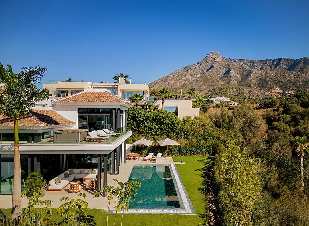 FOR SALE 🏡 Fully Furnished Contemporary Villa with Heated Pool, Smart Home & Panoramic Terrace – Golden Mile, Marbella