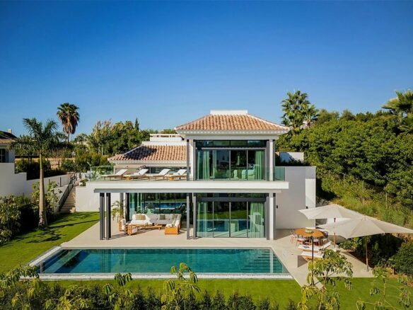 FOR SALE 🏡 Fully Furnished Contemporary Villa with Heated Pool, Smart Home & Panoramic Terrace – Golden Mile, Marbella