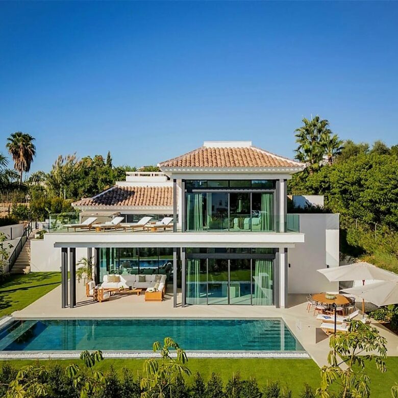 FOR SALE 🏡 Fully Furnished Contemporary Villa with Heated Pool, Smart Home & Panoramic Terrace – Golden Mile, Marbella