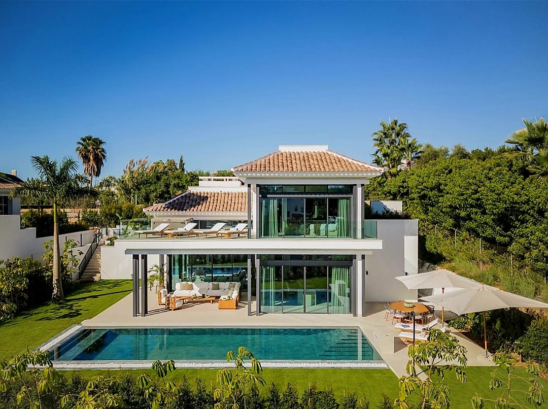 FOR SALE 🏡 Fully Furnished Contemporary Villa with Heated Pool, Smart Home & Panoramic Terrace – Golden Mile, Marbella
