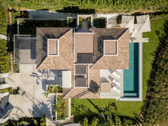 FOR SALE 🏡 Fully Furnished Contemporary Villa with Heated Pool, Smart Home & Panoramic Terrace – Golden Mile, Marbella