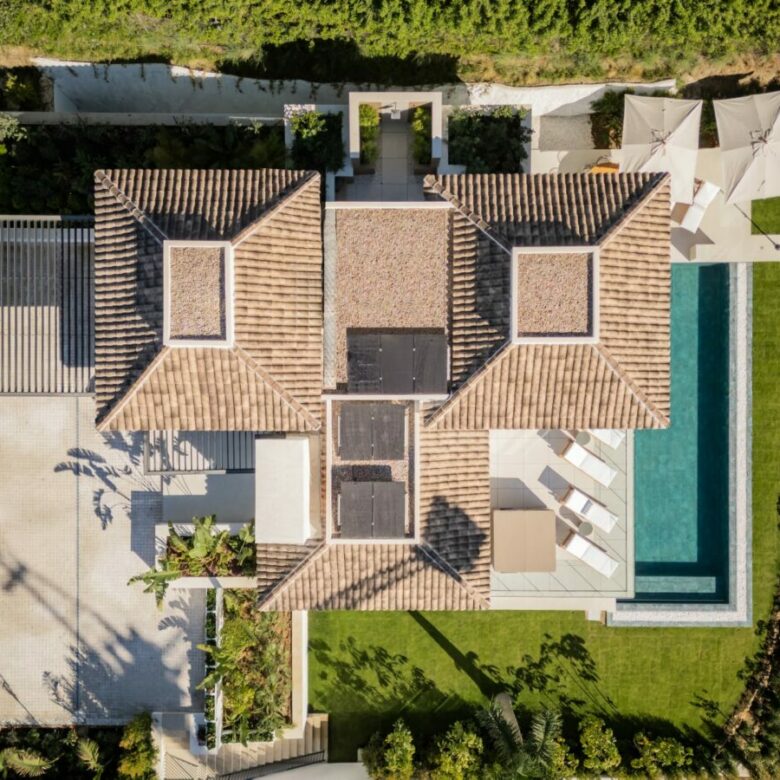 FOR SALE 🏡 Fully Furnished Contemporary Villa with Heated Pool, Smart Home & Panoramic Terrace – Golden Mile, Marbella