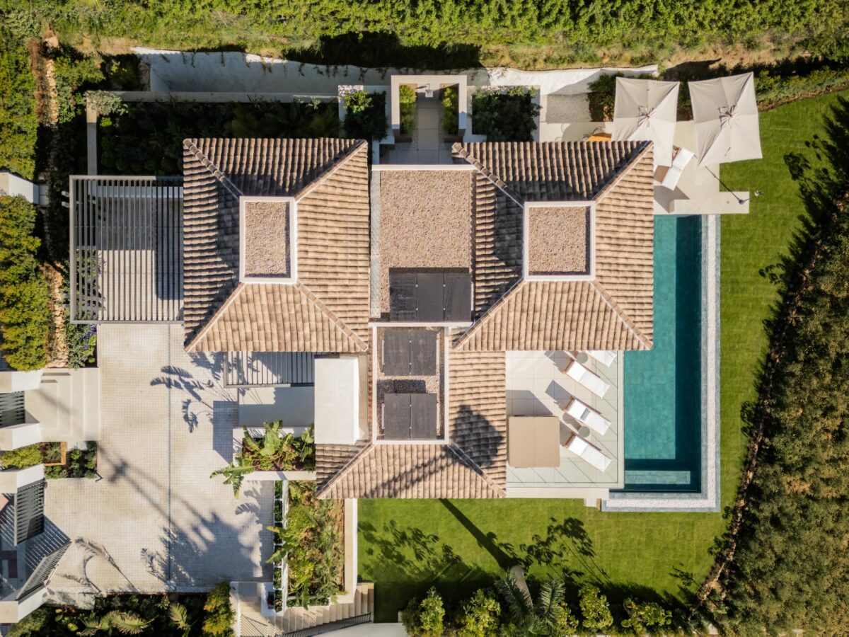 FOR SALE 🏡 Fully Furnished Contemporary Villa with Heated Pool, Smart Home & Panoramic Terrace – Golden Mile, Marbella
