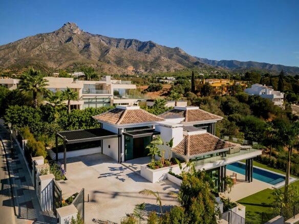 FOR SALE 🏡 Fully Furnished Contemporary Villa with Heated Pool, Smart Home & Panoramic Terrace – Golden Mile, Marbella