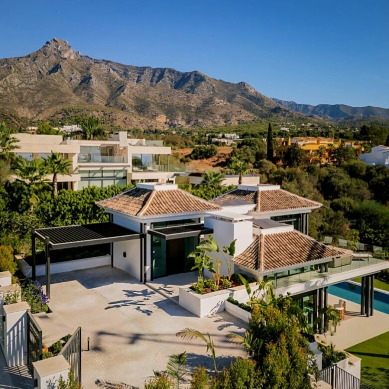 FOR SALE 🏡 Fully Furnished Contemporary Villa with Heated Pool, Smart Home & Panoramic Terrace – Golden Mile, Marbella