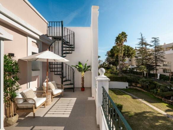 FOR SALE 🌟 Fully Renovated Duplex Penthouse with Private Solarium, Nueva Andalucía, Marbella 🇪🇸