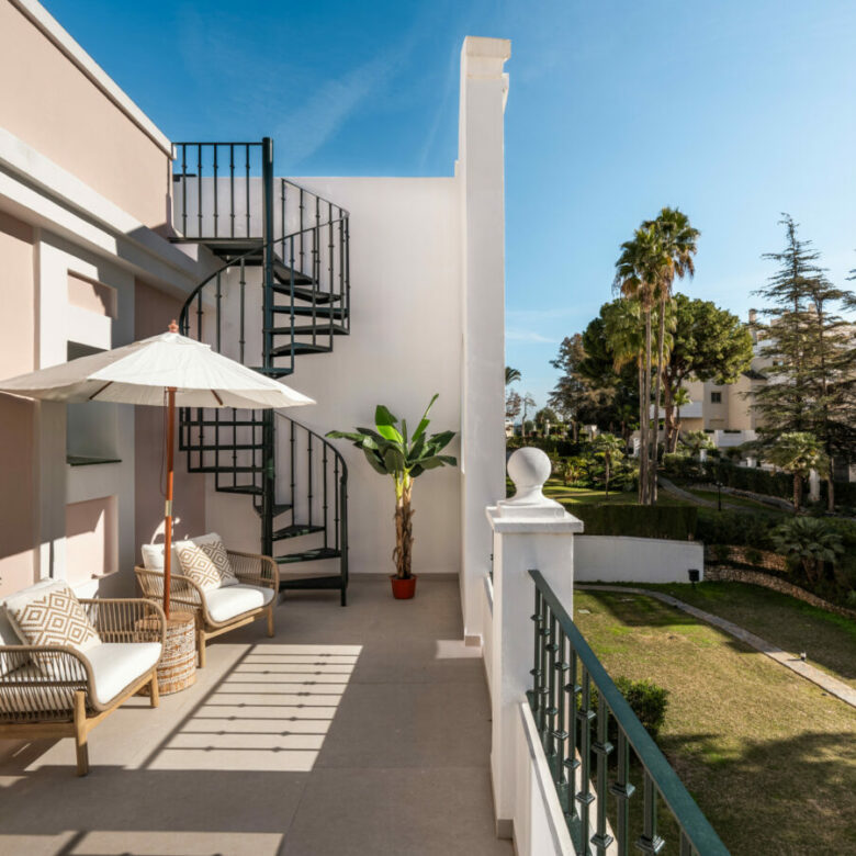 FOR SALE 🌟 Fully Renovated Duplex Penthouse with Private Solarium, Nueva Andalucía, Marbella 🇪🇸