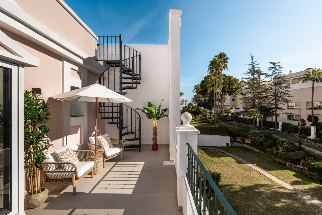 FOR SALE 🌟 Fully Renovated Duplex Penthouse with Private Solarium, Nueva Andalucía, Marbella 🇪🇸