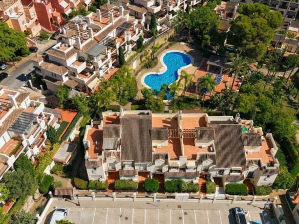 FOR SALE 🏡 Stylish Townhouse near the Beach – Atalaya de Rio Verde, Nueva Andalucía, Marbella