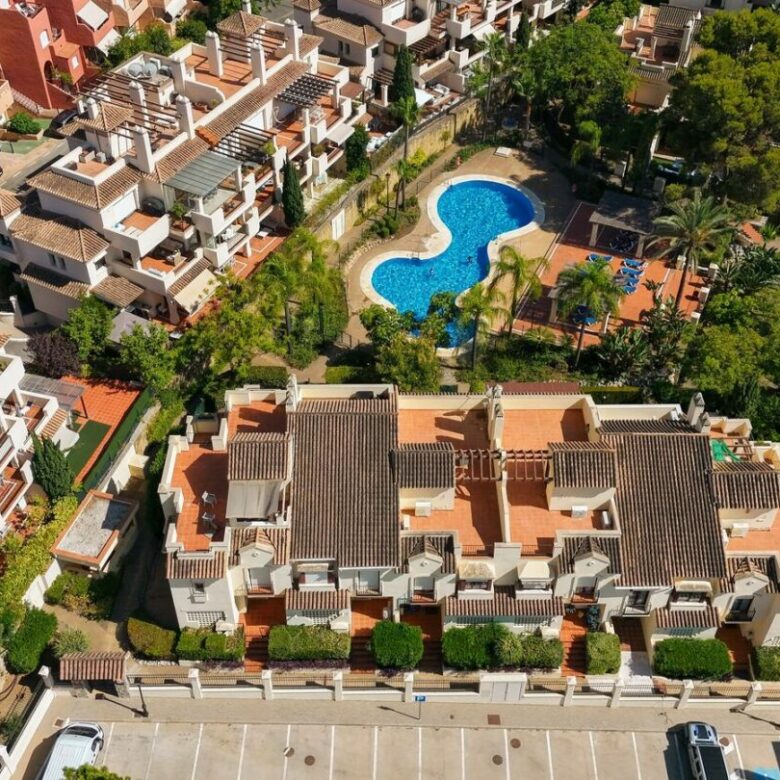 FOR SALE 🏡 Stylish Townhouse near the Beach – Atalaya de Rio Verde, Nueva Andalucía, Marbella