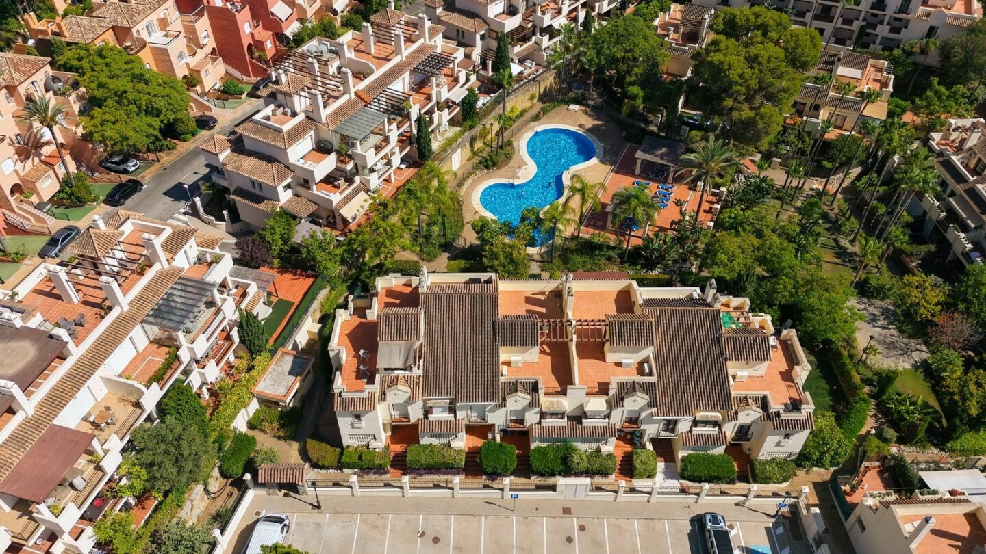 FOR SALE 🏡 Stylish Townhouse near the Beach – Atalaya de Rio Verde, Nueva Andalucía, Marbella