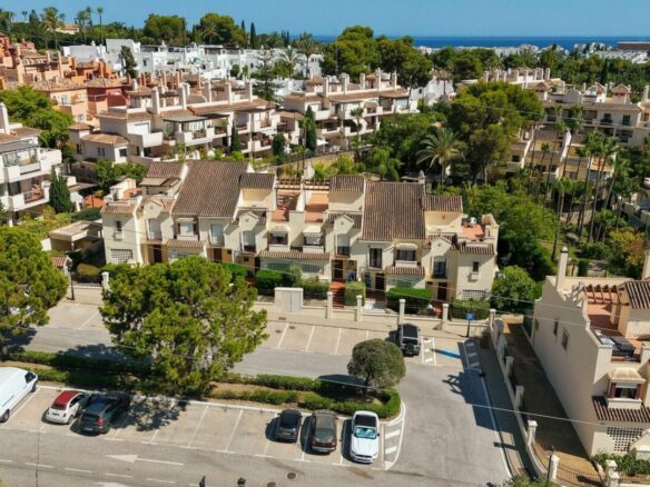 FOR SALE 🏡 Stylish Townhouse near the Beach – Atalaya de Rio Verde, Nueva Andalucía, Marbella