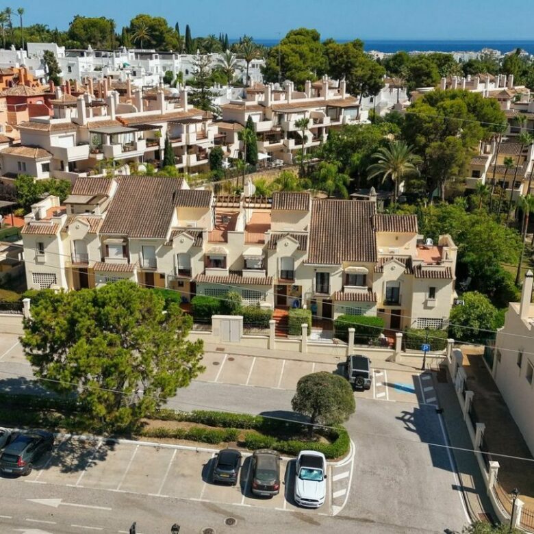 FOR SALE 🏡 Stylish Townhouse near the Beach – Atalaya de Rio Verde, Nueva Andalucía, Marbella
