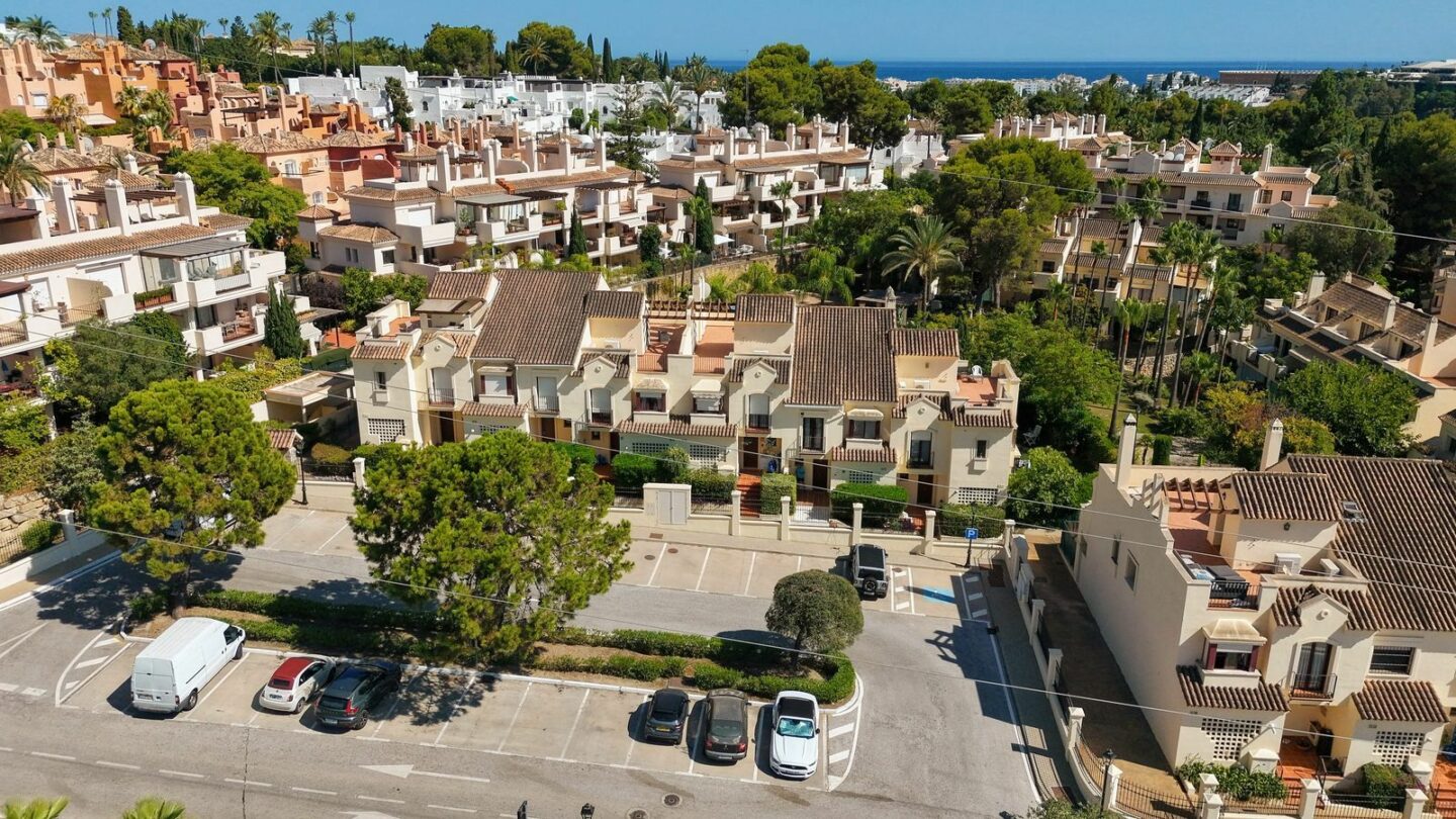 FOR SALE 🏡 Stylish Townhouse near the Beach – Atalaya de Rio Verde, Nueva Andalucía, Marbella