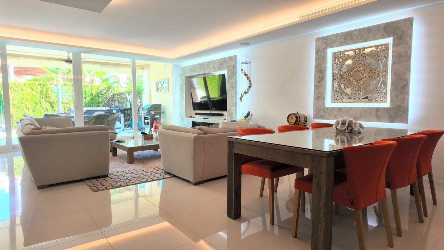 FOR SALE 🏡 Stylish Townhouse near the Beach – Atalaya de Rio Verde, Nueva Andalucía, Marbella