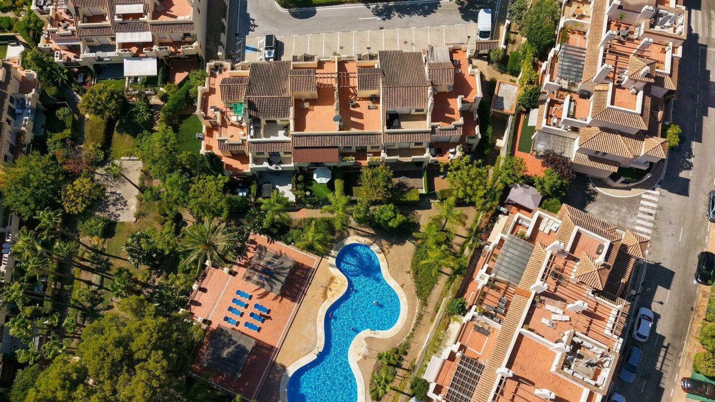 FOR SALE 🏡 Stylish Townhouse near the Beach – Atalaya de Rio Verde, Nueva Andalucía, Marbella