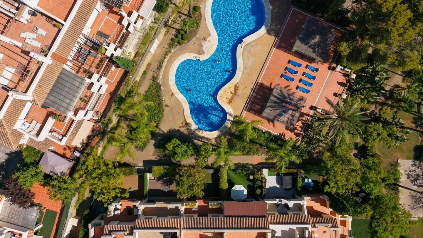 FOR SALE 🏡 Stylish Townhouse near the Beach – Atalaya de Rio Verde, Nueva Andalucía, Marbella