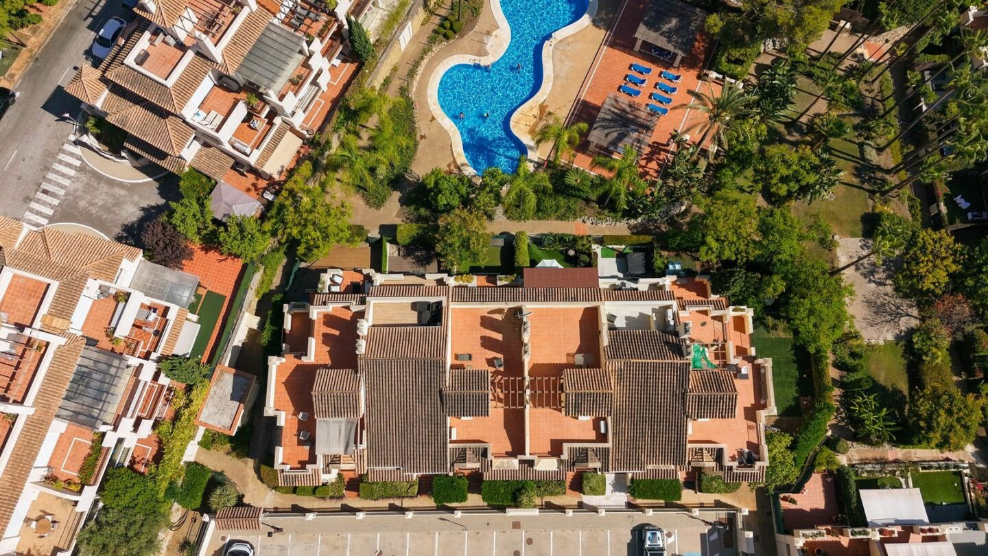 FOR SALE 🏡 Stylish Townhouse near the Beach – Atalaya de Rio Verde, Nueva Andalucía, Marbella