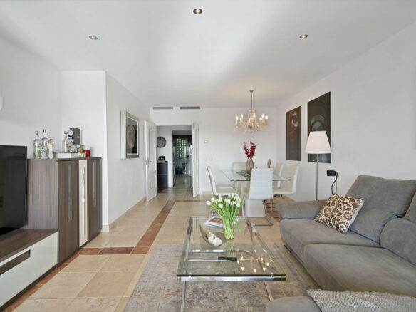 FOR SALE 🏡 Spacious Apartment in Gated Community – Benatalaya, Atalaya, Estepona